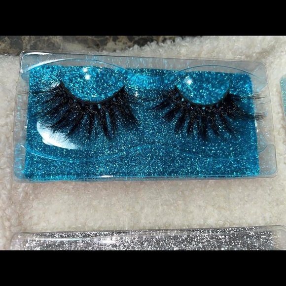 I’m selling lashes comes with candy and a spoolie and tweezers - Picture 11 of 13